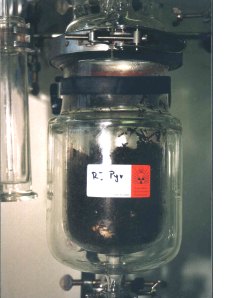 Kleinreaktor, gefüllt mit PAK-Boden und mit Pilz/Stroh-Substrat
